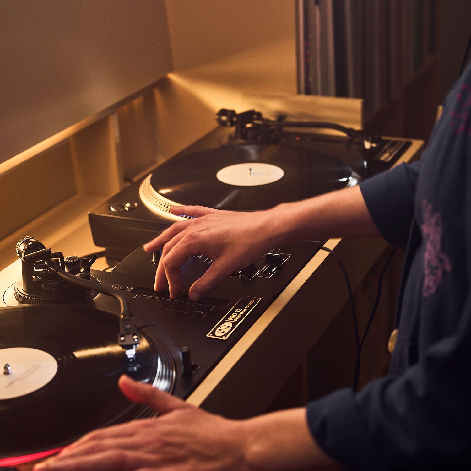 PRO T2: DJ Turntable | Direct drive, Ortofon VNL, JFET RIAA